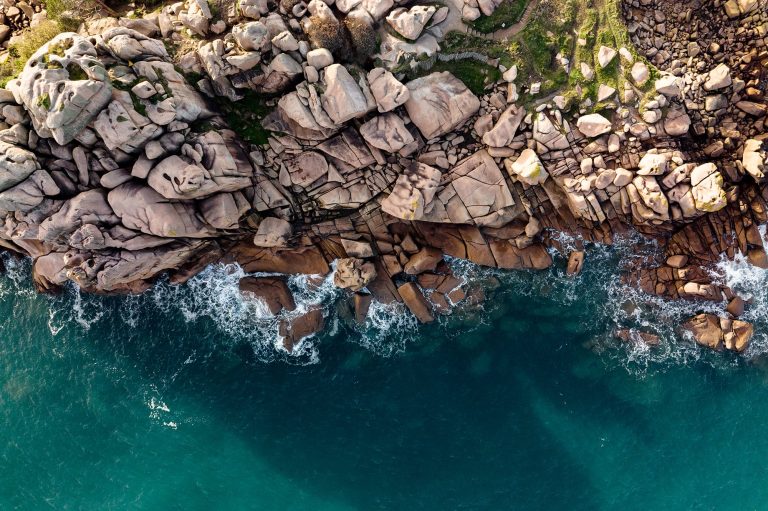 Pointe rochers roses sur mer